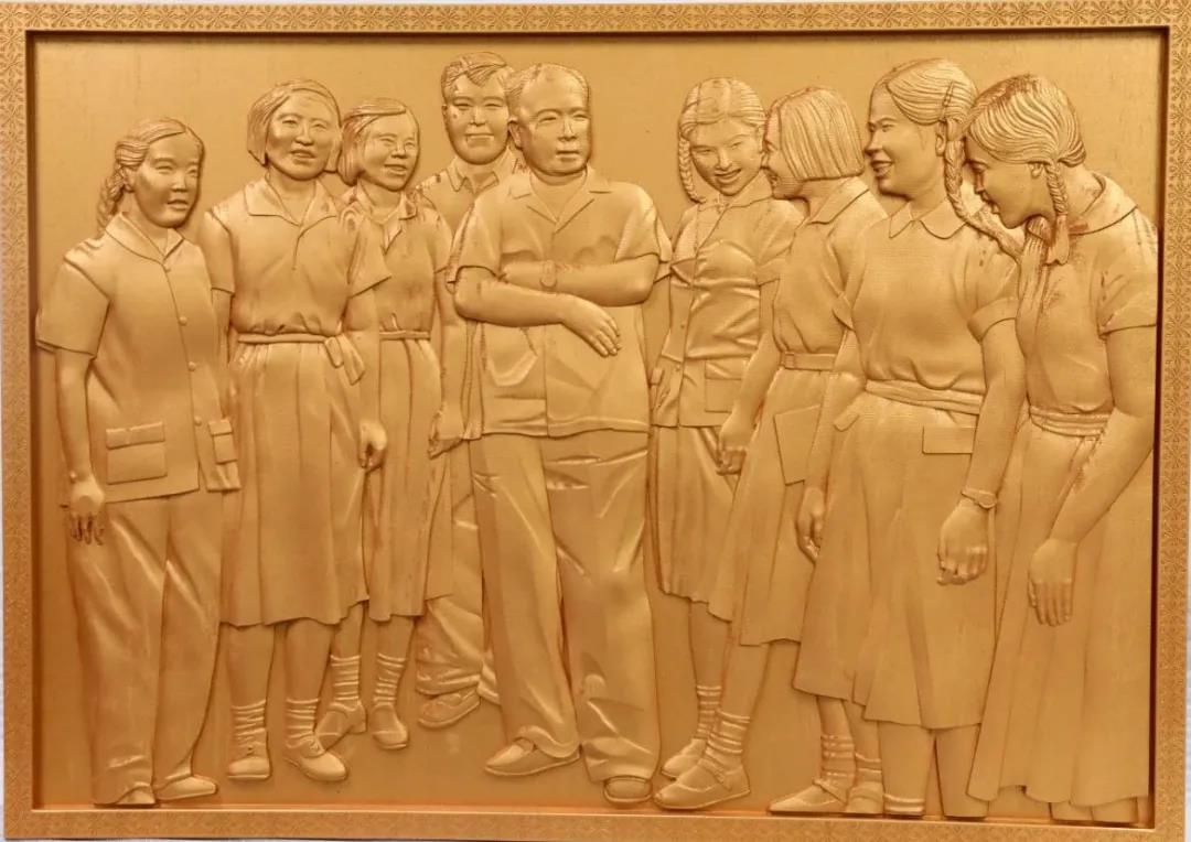 1630309323182753.jpg 木板刻《陈毅副总理来厂视察时与职工在一起》.jpg