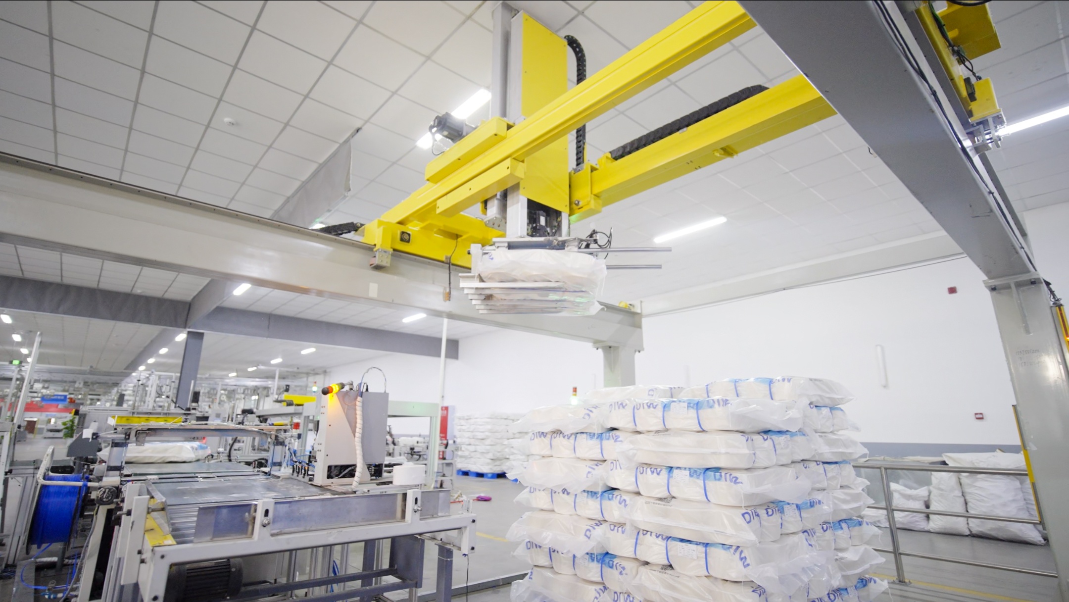 1753931381500677.jpg 全自动筒纱输送包装系统在用户现场投入使用.jpg